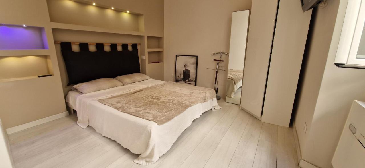 Savelli Apartment Old Town - Near Navona Place Rome Buitenkant foto